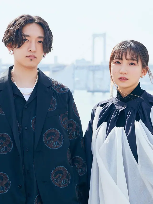 manaratelmostaqbal.net, Jakarta Yoasobi (biasa ditulis YOASOBI), grup musik superduo asal Jepang yang dibentuk pada tahun 2019, telah menjadi fenomena dalam dunia musik. Bernaung di bawah Sony Music Entertainment Japan, grup ini terdiri dari dua anggota berbakat: Ikura sebagai vokalis dan Ayase sebagai produser musik. Slogan mereka, 'novel into music,' mencerminkan misi mereka untuk mengubah berbagai cerita fiksi menjadi karya musik yang memikat.