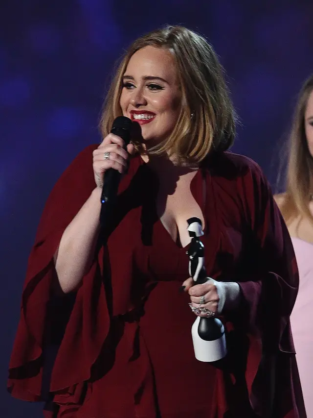 manaratelmostaqbal.net, Jakarta Adele, penyanyi bersuara emas asal Inggris, kembali mengguncang dunia musik dengan album ketiganya yang berjudul 25, dirilis pada tanggal 20 November 2015.