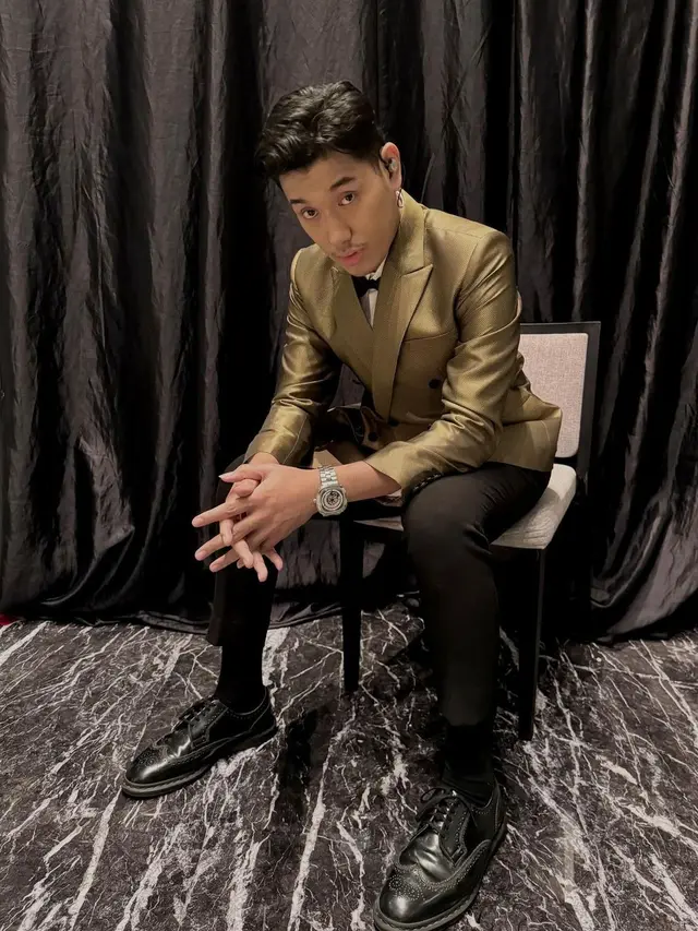 manaratelmostaqbal.net, Jakarta Penyanyi berbakat Jaz Hayat kembali mencuri perhatian dengan remake single "Jenuh", yang pernah dipopulerkan oleh Rio Febrian. Lagu itu kini viral  di TikTok, dan kerap digunakan sebagai latar musik dalam berbagai konten video. Remake lagu "Jenuh" menjadi bagian dari album ketiga Jaz, "Pesan Cinta", yang baru saja dirilis. Ide remake ini tak lepas dari diskusi internal antara tim A&R Sony Music Entertainment Indonesia dan Jaz.