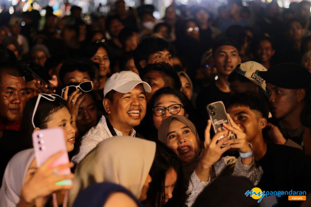 Nonton konser musik di Pangandaran menjadi pengalaman yang seru dan penuh semangat, apalagi jika dihadiri oleh tokoh inspiratif seperti Dedi Mulyadi yang menyapa langsung warga. Dedi Mulyadi, sebagai tokoh yang dikenal dekat dengan masyarakat dan peduli terhadap budaya serta seni, sering kali tampil di acara-acara yang mengusung tema kebudayaan dan kreativitas lokal.