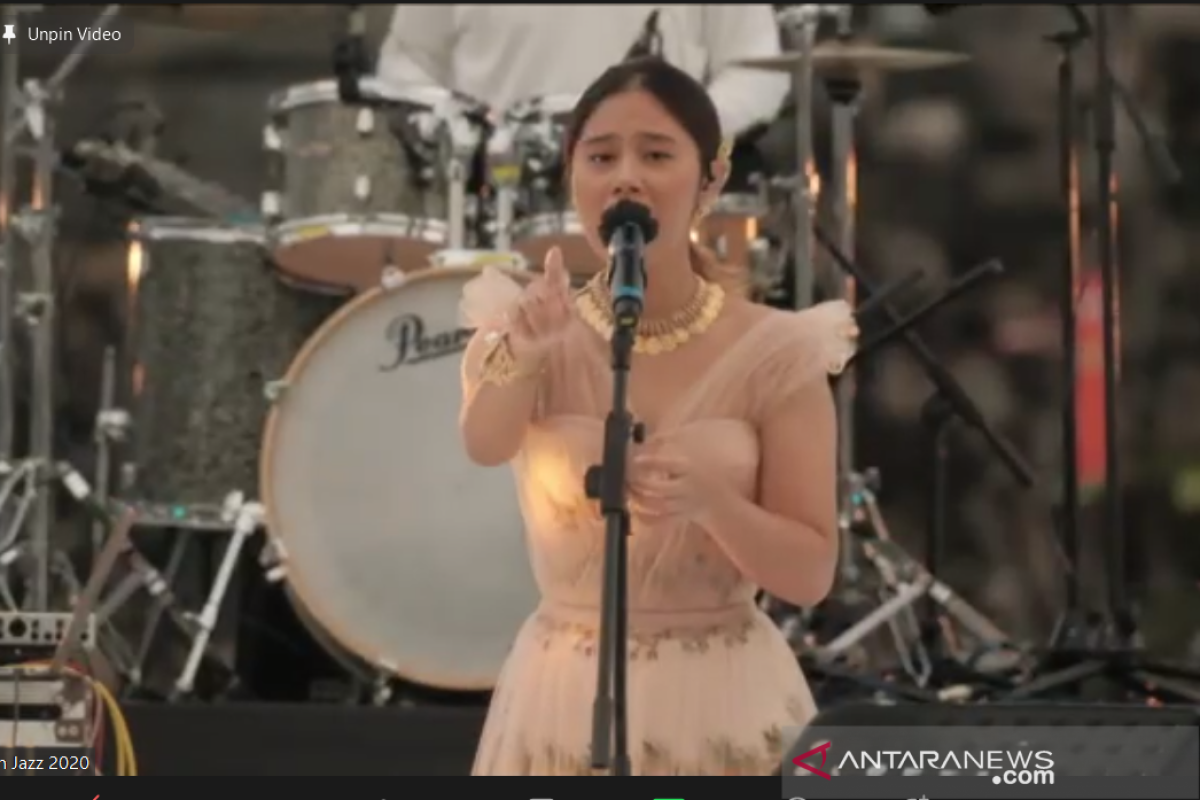 Tahun 2021 menjadi salah satu tahun yang penuh warna dalam dunia musik Indonesia, di mana berbagai lagu dan penyanyi berhasil mencuri perhatian masyarakat dan mendominasi tangga lagu. Banyak lagu-lagu hits yang dirilis dari berbagai genre, mulai dari pop, dangdut, hingga indie, yang mampu mengisi playlist masyarakat selama pandemi.