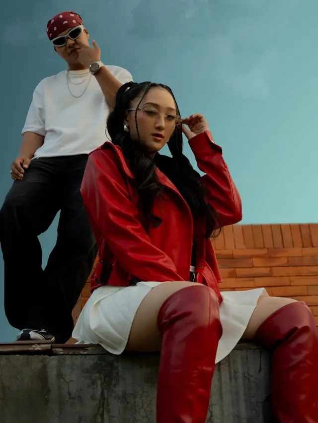 Dalam dunia musik Indonesia, kolaborasi penyanyi dan musisi sering kali menghasilkan karya yang menyentuh hati dan penuh makna. Baru-baru ini, duo vocally menawan, Sandrina dan Angga Dermawan, merilis single terbaru berjudul *Pelampiasanku*.
