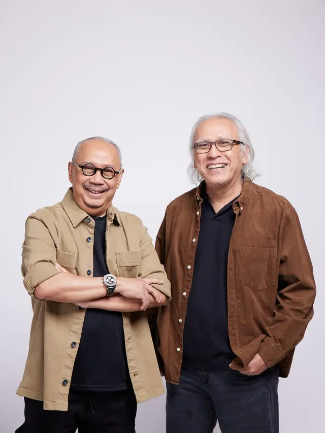 Hingga batas pengetahuan saya di Oktober 2023, tidak ada informasi resmi mengenai kolaborasi terbaru antara Ebiet G. Ade dan Iwan Fals dalam merekam lagu "Titip Rindu Buat Ayah" versi baru.