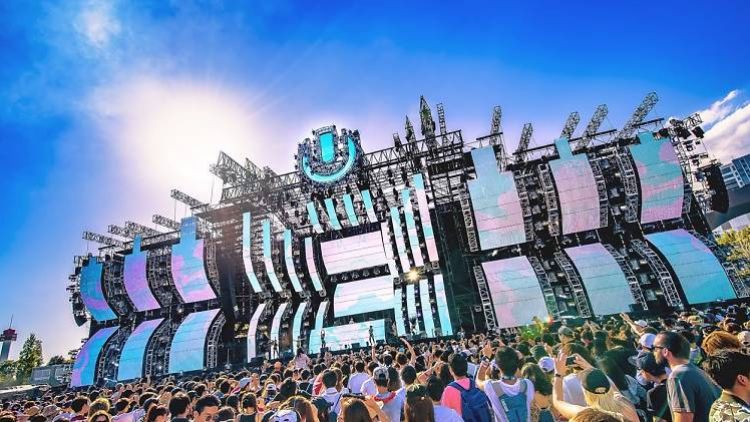 Persiapkan diri Anda untuk pengalaman tak terlupakan karena ULTRA JAPAN 2024 akan kembali hadir di Tokyo, sebagai salah satu festival musik EDM terbesar dan paling dinantikan di Asia! Acara ini dikenal dengan lineup internasional yang menampilkan DJ dan produser terkenal dari seluruh dunia, serta atmosfer energi tinggi yang memikat ribuan penggemar musik elektronik dari berbagai penjuru.