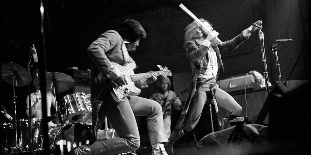 Berikut adalah lima lagu rock yang terkenal dengan durasi panjang dan mampu memanjakan penggemar musik dengan karya-karya epik dan penuh detail: