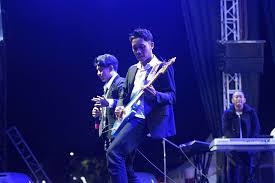 Memutar musik di tempat usaha seperti kafe, restoran, toko, maupun ruang pertemuan memang menjadi salah satu cara efektif untuk menciptakan suasana nyaman dan menarik pelanggan. Musik dapat meningkatkan suasana hati, memperkuat branding, dan membuat pengunjung betah berlama-lama.